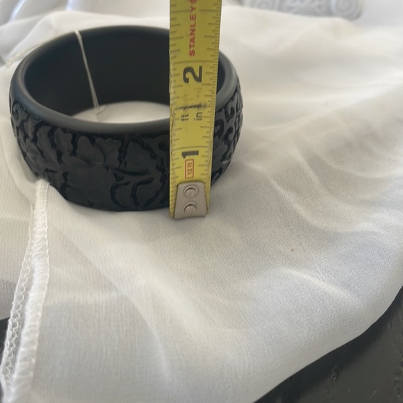 Black Cinnabar resin bangle bracelet - Picture 6 of 6